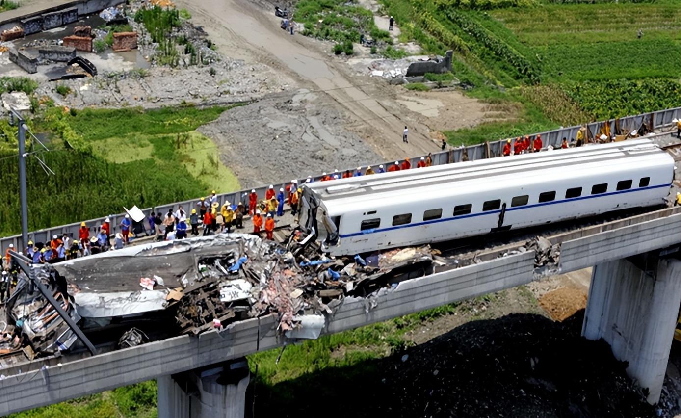 2011年的溫州動車事故中，幸存下來的小伊伊，如今過得怎么樣了？