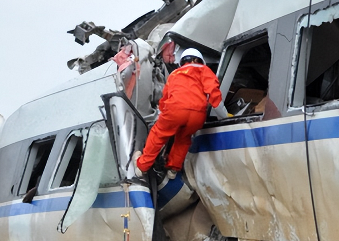 2011年的溫州動車事故中，幸存下來的小伊伊，如今過得怎么樣了？