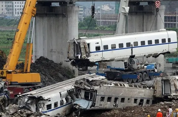 2011年的溫州動車事故中，幸存下來的小伊伊，如今過得怎么樣了？