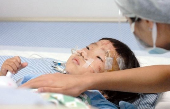 2011年的溫州動車事故中，幸存下來的小伊伊，如今過得怎么樣了？