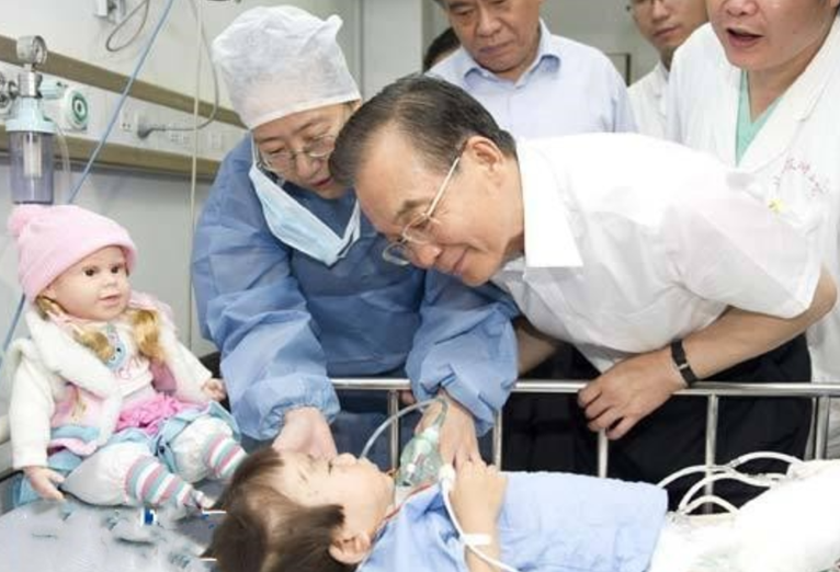 2011年的溫州動車事故中，幸存下來的小伊伊，如今過得怎么樣了？