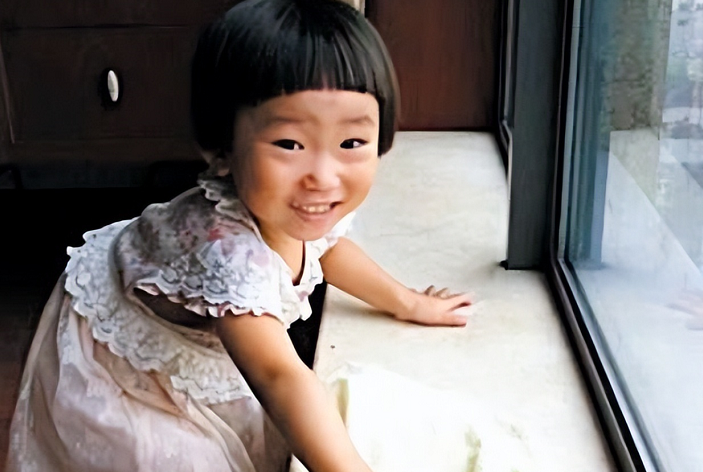 2011年的溫州動車事故中，幸存下來的小伊伊，如今過得怎么樣了？