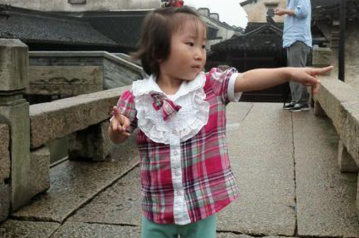 2011年的溫州動車事故中，幸存下來的小伊伊，如今過得怎么樣了？