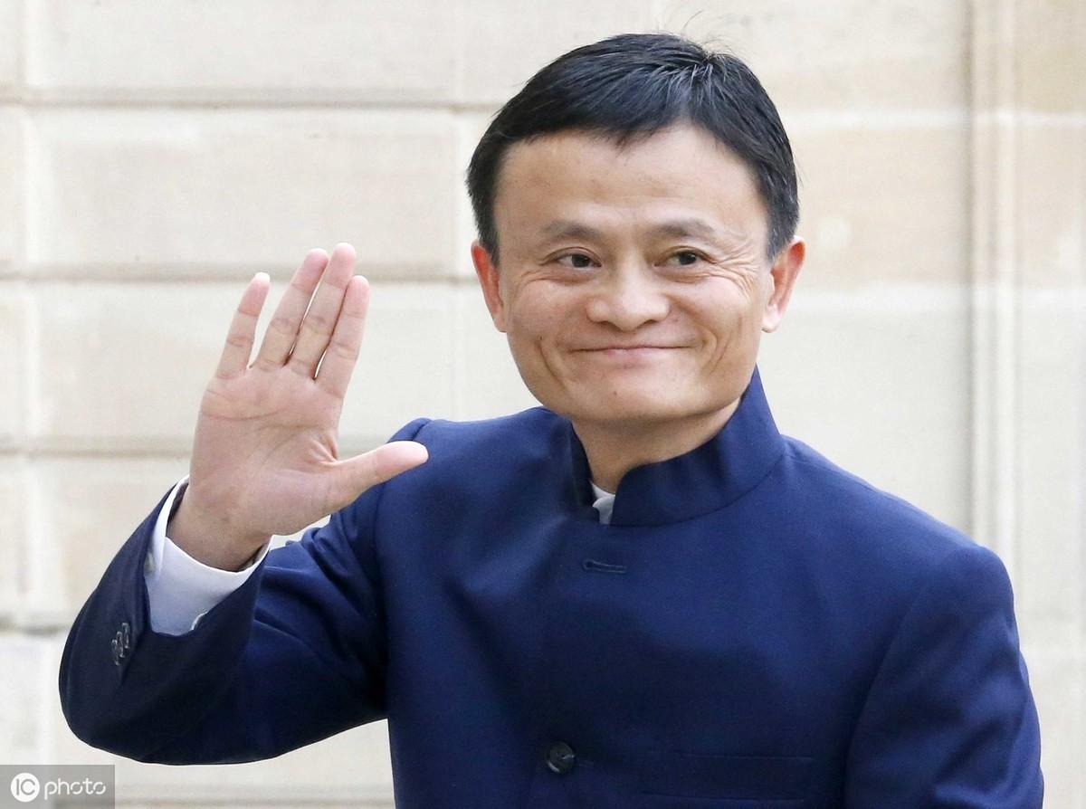 一組馬云成名前后的“合影照”，從角落到全場焦點，網友：羨慕