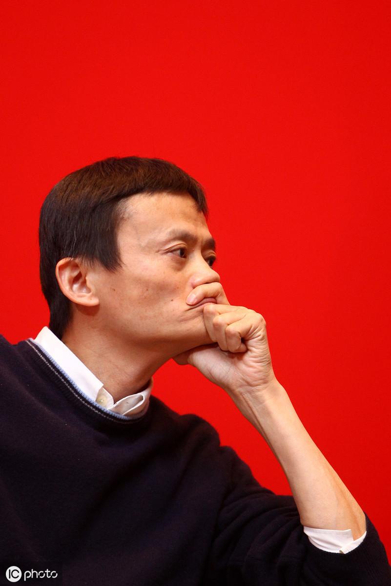 一組馬云成名前后的“合影照”，從角落到全場焦點，網友：羨慕