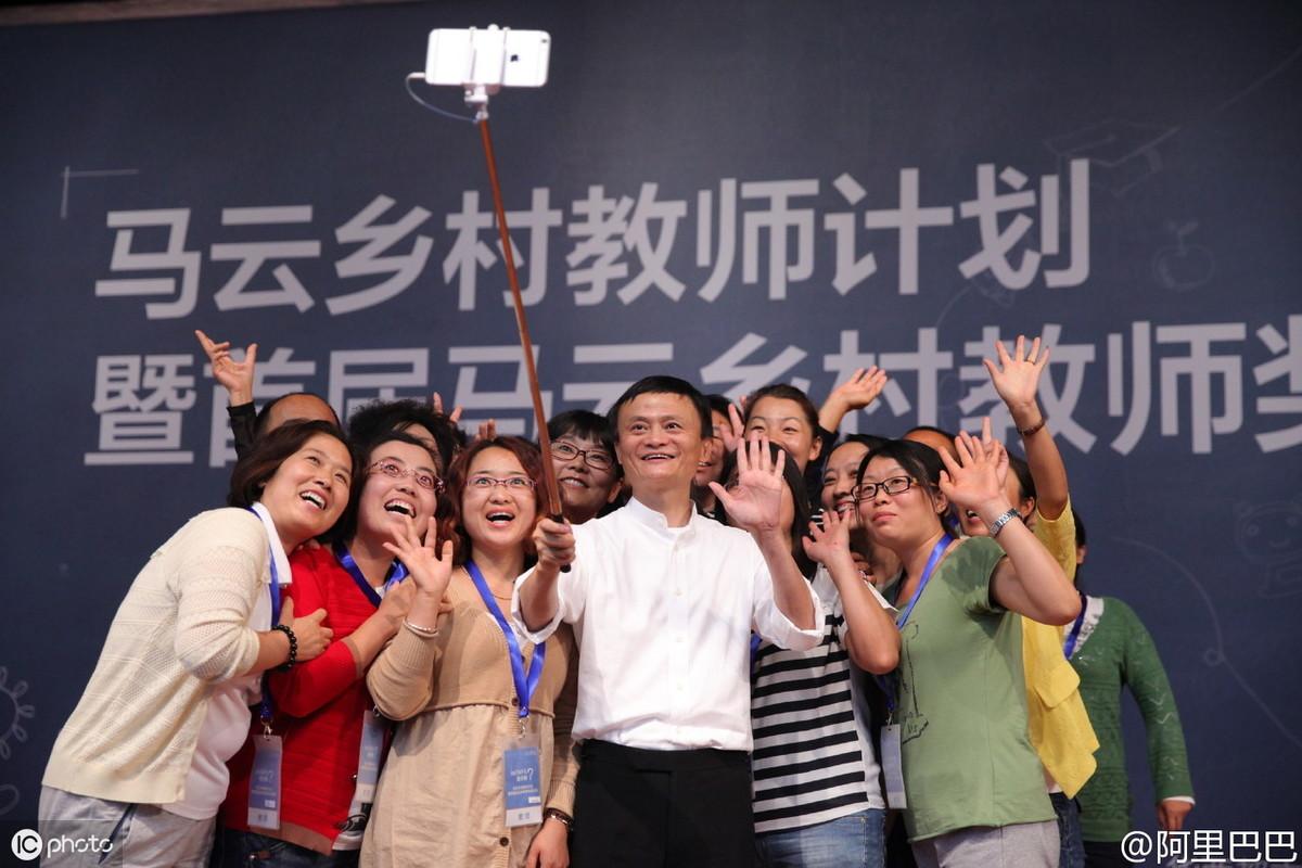 一組馬云成名前后的“合影照”，從角落到全場焦點，網友：羨慕