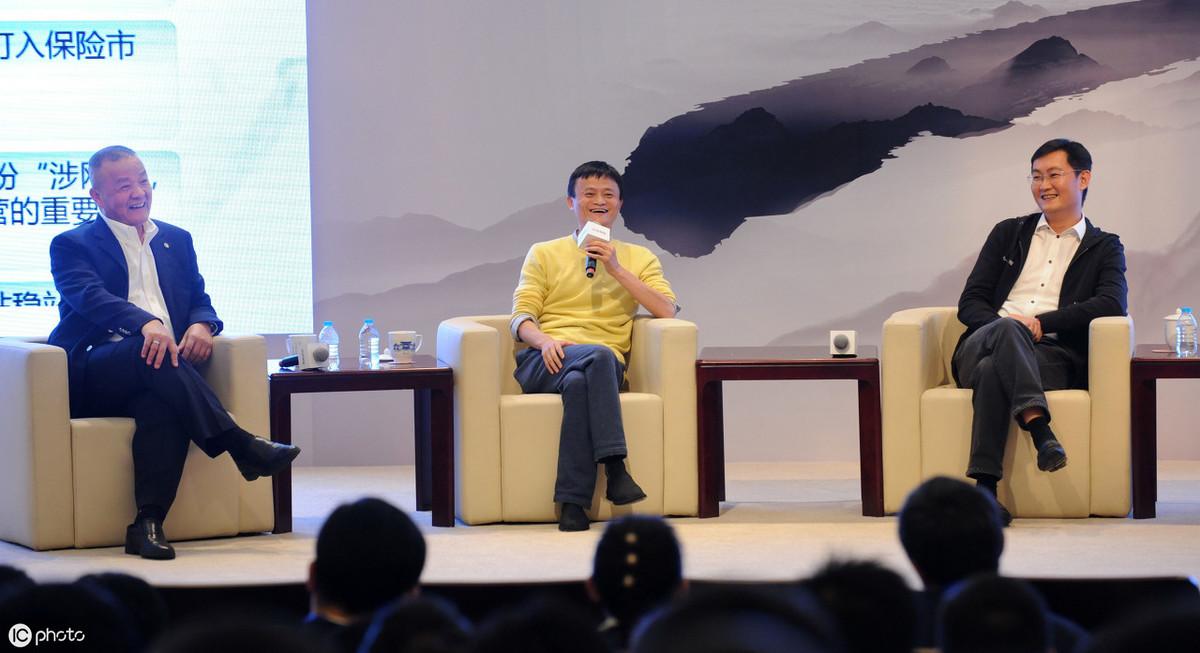 一組馬云成名前后的“合影照”，從角落到全場焦點，網友：羨慕